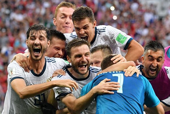 Игроки сборной России радуются победе в матче 1/8 финала чемпионата мира по футболу между сборными Испании и России - Sputnik Абхазия
