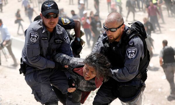 Израильские полицейские задерживают палестинскую девочку в на Западном берегу реки Иордан - Sputnik Абхазия