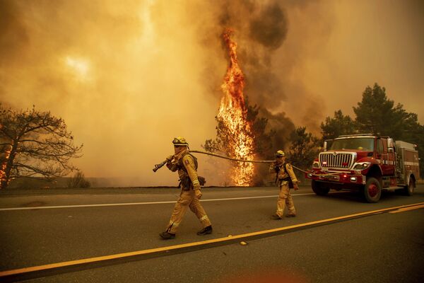 Пожарные во вреся тушения природных пожаров в Клирлейк Окс, Калифорния - Sputnik Абхазия