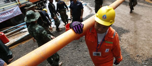 Спасатели с водопроводной трубой в время спасательной операции у пещеры в Таиланде Спасатели с водопроводной трубой в время спасательной операции у пещеры в Таиланде - Sputnik Аҧсны