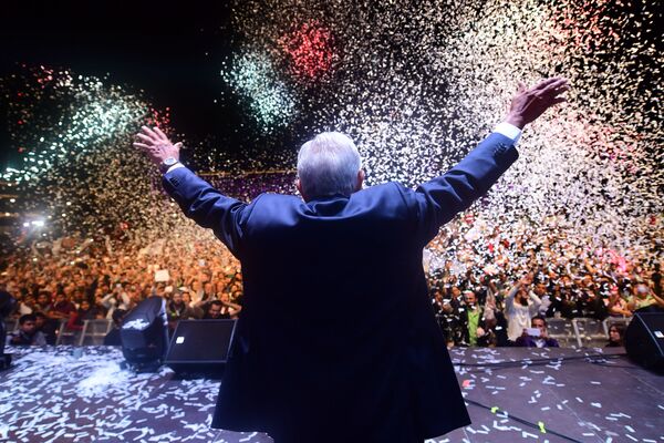 Новоизбранный президент Мексики Мануэль Лопес Обрадор приветствует своих сторонников после оглашения результатов выборов на площади Конституции в Мехико - Sputnik Абхазия