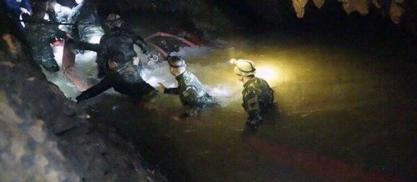 Тайская спасательная команда в пещерном комплексе, где 12 мальчиков и их тренер по футболу пропали без вести, в провинции Мае Саи на севере Таиланда. Архивное фото Тайская спасательная команда в пещерном комплексе, где 12 мальчиков и их тренер по футболу пропали без вести, в провинции Мае Саи на севере Таиланда. Архивное фото - Sputnik Абхазия