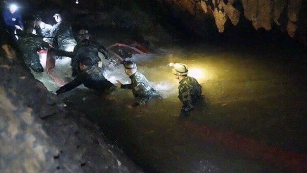Тайская спасательная команда в пещерном комплексе, где 12 мальчиков и их тренер по футболу пропали без вести, в провинции Мае Саи на севере Таиланда. Архивное фото - Sputnik Абхазия