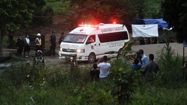 Машина скорой помощи около пещеры из которой спасатели эвакуировали четырех из двенадцати школьников . 7 июля 2018, Тайланд - Sputnik Абхазия