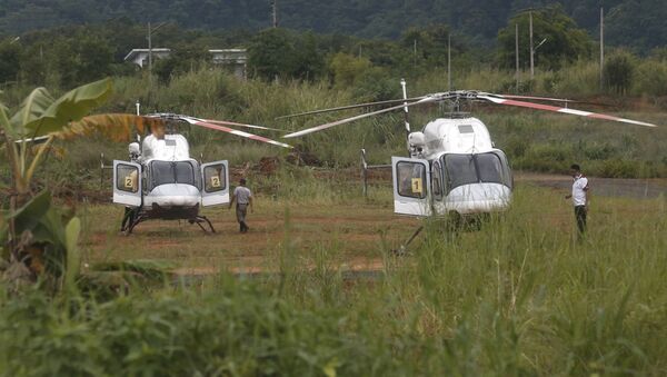 Вертолет около пещеры из которой спасатели эвакуировали четырех из двенадцати школьников . 9 июля 2018, Тайланд - Sputnik Абхазия