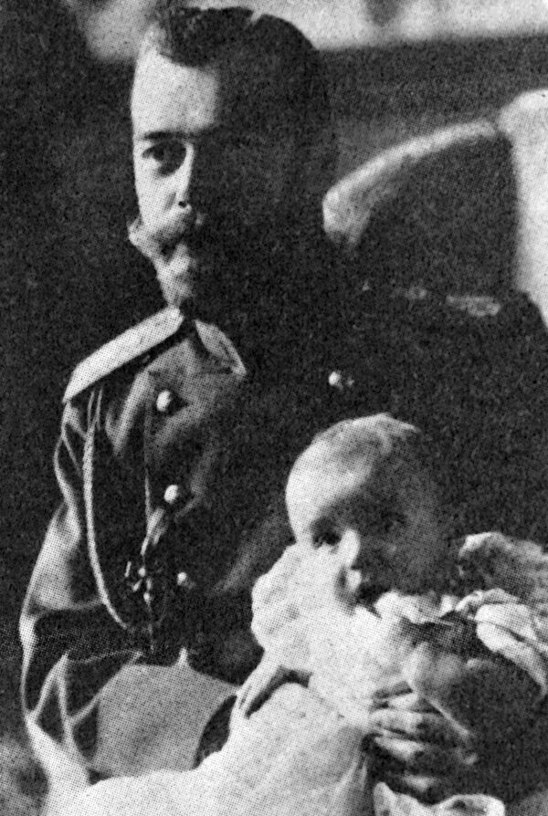 Император Николай II держит на руках цесаревича Алексея - Sputnik Абхазия