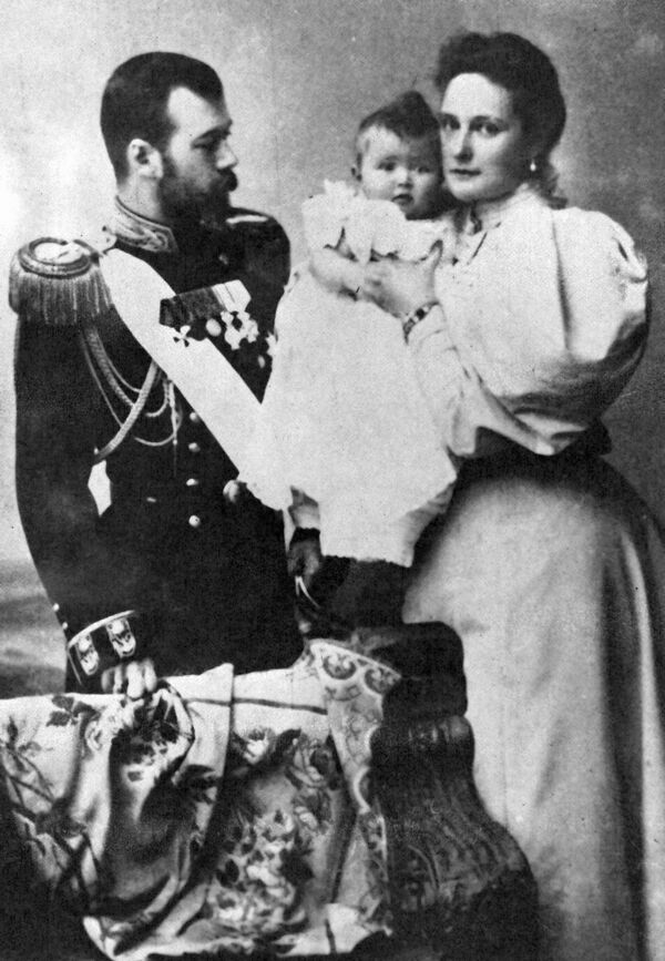 Император Николай II с женой Александрой Федоровной и дочерью Ольгой, 1896 год - Sputnik Абхазия