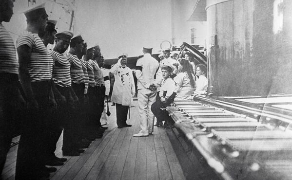 Капитан корабля и матросы приветствуют семью императора Николая II, 1911 год - Sputnik Абхазия