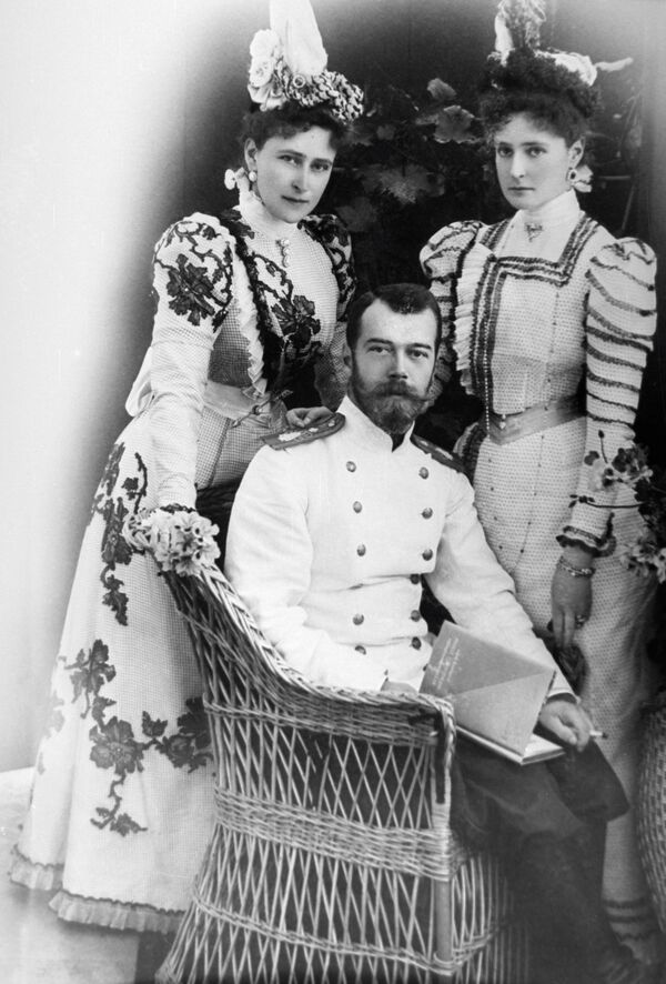 Император Николай II с невестой Александрой Федоровной и ее сестрой Елизаветой - Sputnik Абхазия