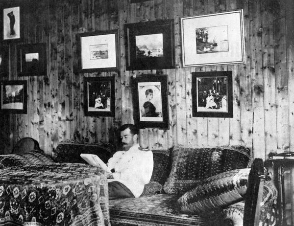 Император Николай II сидит на диване в своей комнате в охотничьем домике - Sputnik Абхазия