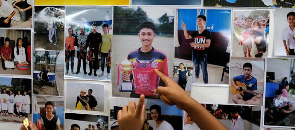 Фотографии детей, заходящихся в затопленной пещере Тхам Луанг  в Таиланде - Sputnik Абхазия