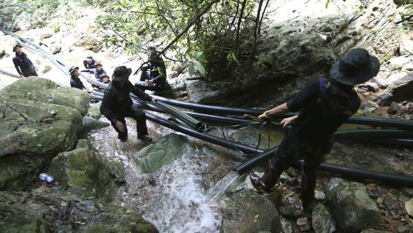 Тайские военнослужащие устанавливают трубы во время операции по спасению детей их пещеры - Sputnik Аҧсны