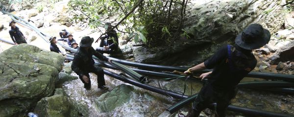 Тайские военнослужащие устанавливают трубы во время операции по спасению детей их пещеры - Sputnik Аҧсны