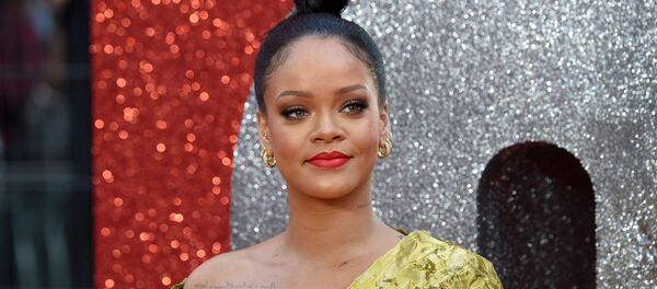 Певица Рианна позирует на премьере фильма 8 подруг Оушена в Лондоне Певица Рианна позирует на премьере фильма 8 подруг Оушена в Лондоне - Sputnik Абхазия