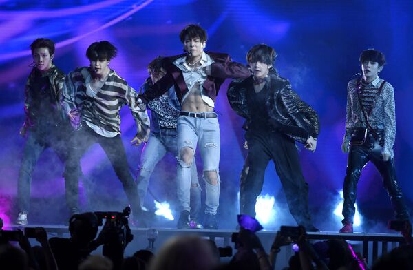 Южнокорейская группа BTS во время выступления в Лас-Вегасе - Sputnik Абхазия