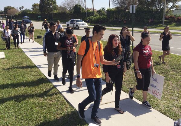 Американский студент-активист Дэвид Хогг, выживший во время стрельбы в его школе, разговаривает с другими студентами по пути в их школу в Паркленде, США - Sputnik Абхазия