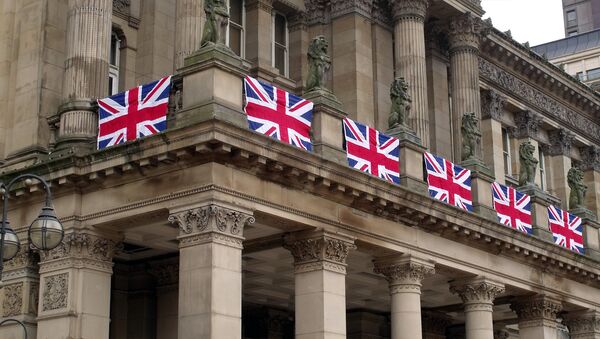 Британские флаги на фасаде здания в Великобритании - Sputnik Абхазия