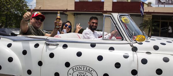 Туристы совершают экскурсию в кабриолете Pontiac - Sputnik Абхазия
