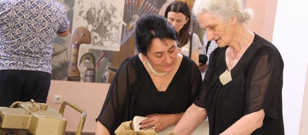 Ламара Кучуберия передала документы и вещи сына в Государственный музей Боевой Славы Ламара Кучуберия передала документы и вещи сына в Государственный музей Боевой Славы - Sputnik Абхазия