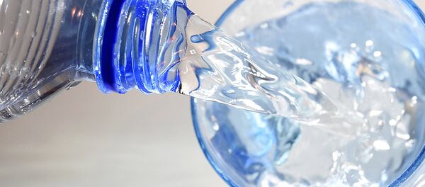 Воду наливают в стакан - Sputnik Абхазия