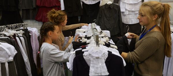 Посетители выбирают товары к новому учебному году - Sputnik Абхазия