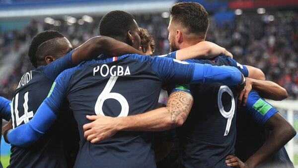 Игроки сборной Франции радуются забитому голу в полуфинальном матчем чемпионата мира по футболу между сборными Франции и Бельгии. - Sputnik Абхазия