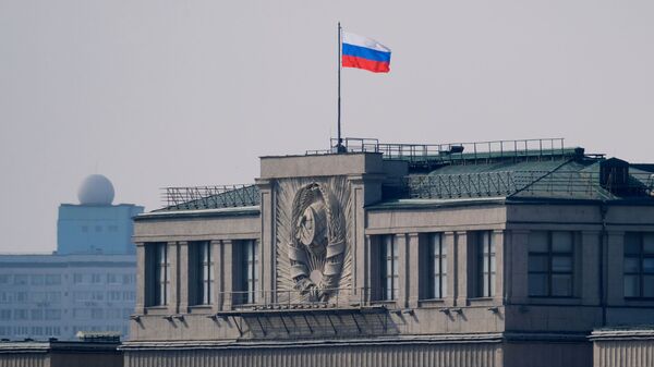 Флаг на здании Государственной Думы РФ на улице Охотный ряд в Москве - Sputnik Аҧсны