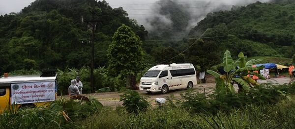 Скорая помощь покидает район пещеры Тхам Луанг в Таиланде - Sputnik Абхазия