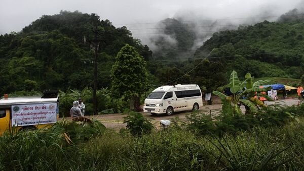Скорая помощь покидает район пещеры Тхам Луанг в Таиланде - Sputnik Абхазия