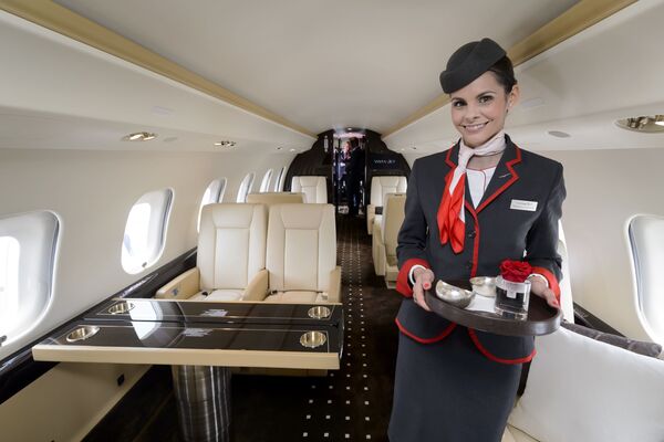 Стюардесса в сверхдальнем магистральном самолете Bombardier Global Express - Sputnik Абхазия