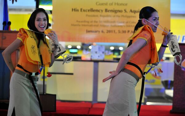 Стюардессы авиалиний Cebu Pacific танцуют во время мастер-класса по безопасности на борту самолета в аэропорте Манилы - Sputnik Абхазия
