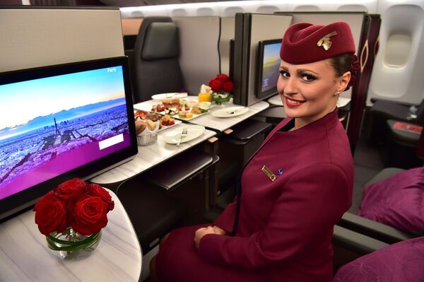 Стюардесса авиакомпании Qatar Airways в бизнес-классе самолета Boeing 777 на Международном авиасалоне в аэропорту Ле-Бурже - Sputnik Абхазия