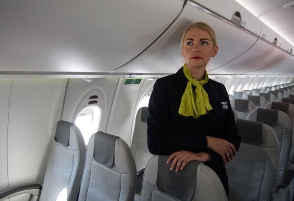 Стюардесса в салоне самолета Bombardier CS300 латвийской авиакомпании airBaltic - Sputnik Абхазия