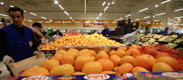 Продавец у прилавка с мандаринами из Турции в торговом зале гипермаркета Глобус в городе Щелково Московской области. Продавец у прилавка с мандаринами из Турции в торговом зале гипермаркета Глобус в городе Щелково Московской области. - Sputnik Абхазия