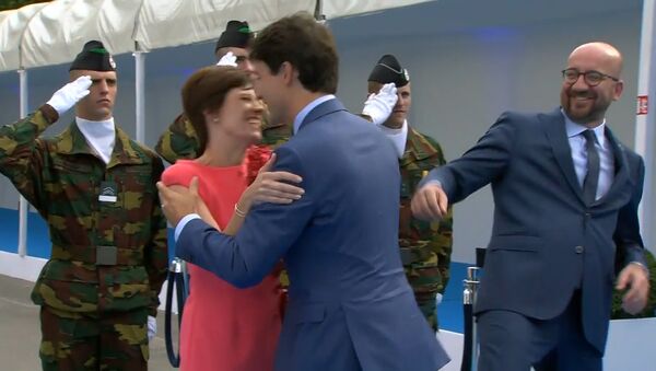 Трюда не заметил премьер-министра Бельгии во время приветствия жены - Sputnik Абхазия