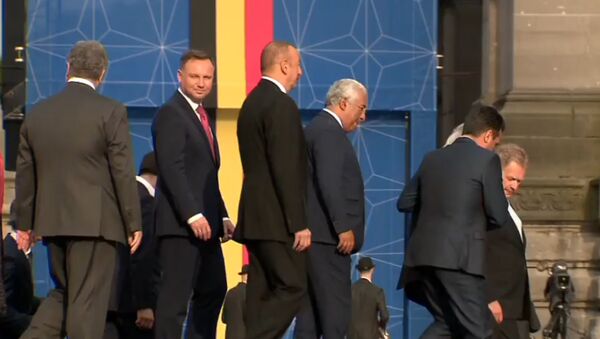 На саммите НАТО нетвердо стоящий на ногах Юнкер едва не упал на Порошенко - Sputnik Абхазия