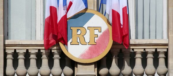 Французские национальные флаги и герб Французской Республики Французские национальные флаги и герб Французской Республики - Sputnik Абхазия