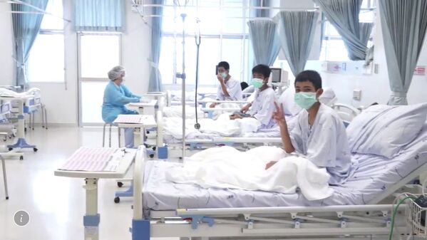 Спасенные из пещеры Тхам Луанг в Таиланде футболисты обследуются в больнице - Sputnik Абхазия