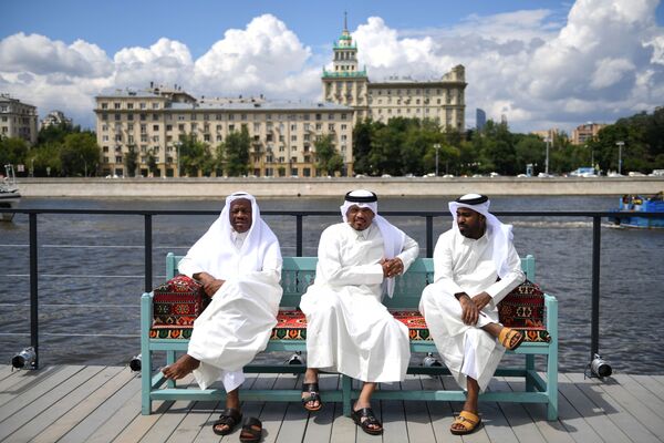Арабские гости на открытии павильона Мажлис Катар» в Парке Горького, Москва - Sputnik Абхазия