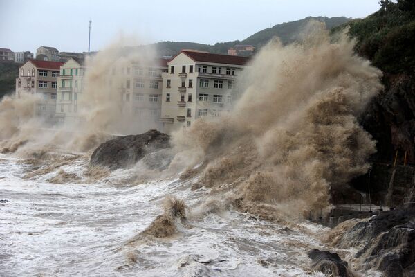 Огромные волны касаются крыш домов  во время тайфуна Мария в китайской провинции Чжэцзян - Sputnik Абхазия