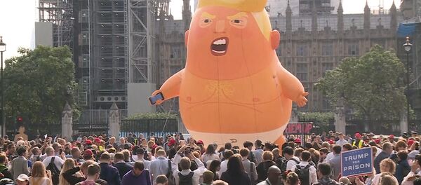 Надувной Трамп принял участие в протестах в Лондоне - Sputnik Абхазия