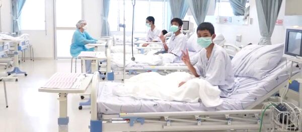 Спасенные дети в больнице Чианграя в Тайланде Спасенные дети в больнице Чианграя в Тайланде - Sputnik Абхазия