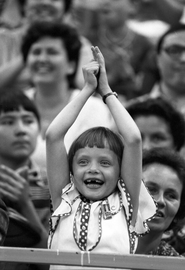 Юная болельщица на матче по баскетболу между сборными СССР и Югославии на XXII летних Олимпийских играх, 1980 год - Sputnik Абхазия