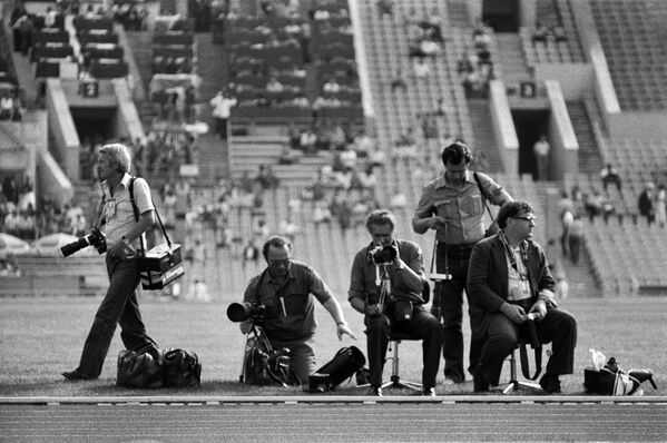 Фотокорреспонденты готовятся к съемкам соревнований XXII Олимпийских игр на московском стадионе, 1980 год - Sputnik Абхазия