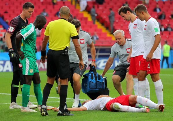 Ян Беднарек получает травму в матче группового этапа чемпионата мира по футболу между сборными Польши и Сенегала, 2018 год - Sputnik Абхазия