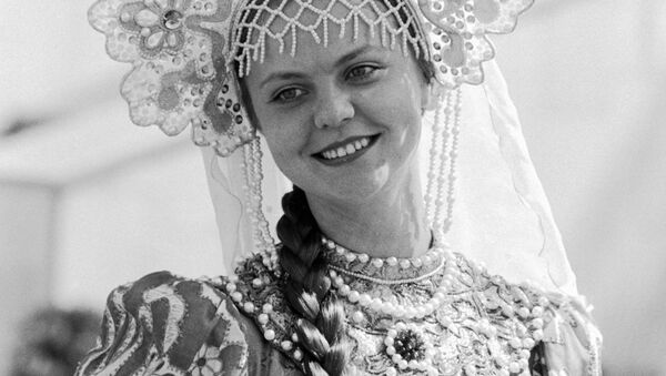Жительница Москвы в русском национальном костюме участвует в церемонии награждения победителей XXII Олимпийских игр, 1980 год - Sputnik Абхазия