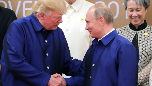 Президент РФ Владимир Путин и президент США Дональд Трамп (слева) на церемонии совместного фотографирования - Sputnik Абхазия