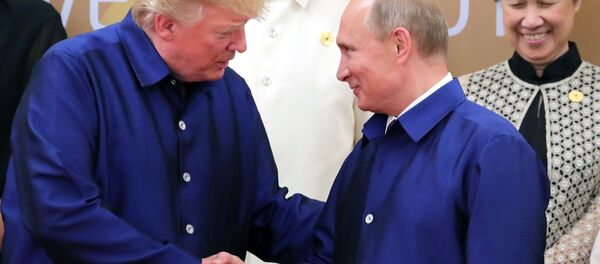 Президент РФ Владимир Путин и президент США Дональд Трамп (слева) на церемонии совместного фотографирования - Sputnik Абхазия