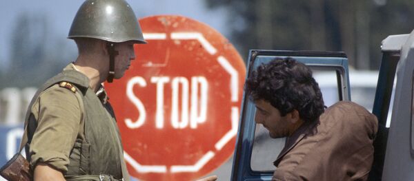 Солдат внутренних войск МВД СССР и местный житель во время проверки документов на блокпосту в связи с введением особого режима поведения граждан на всей территории Абхазии из-за грузино-абхазского конфликта. - Sputnik Абхазия