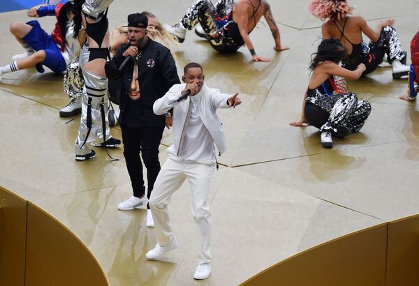 Певец Никки Джэм и хип-хоп исполнитель Уилл Смит на церемонии закрытия ЧМ-2018 по футболу на стадионе Лужники в Москве - Sputnik Абхазия
